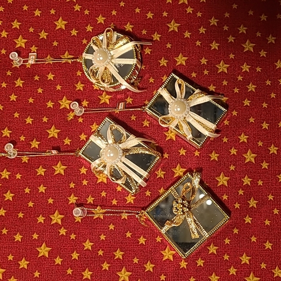 4 Vintage Christmas Ornaments Small Mirror Presents - Picture 1 of 6